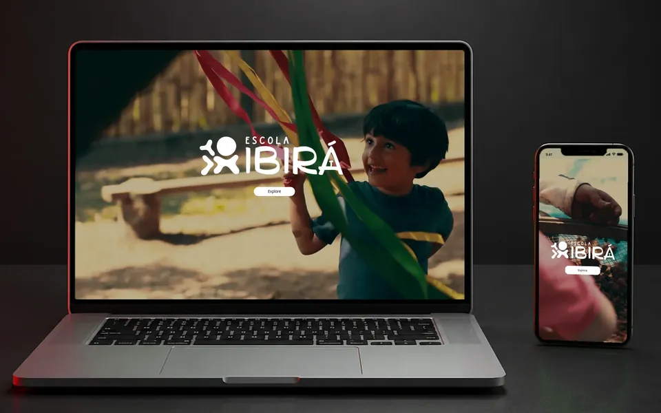 Site da Escola Ibirá aberto no notebook e no celular